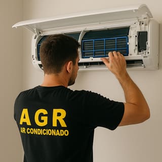 Técnico realizando manutenção em ar-condicionado